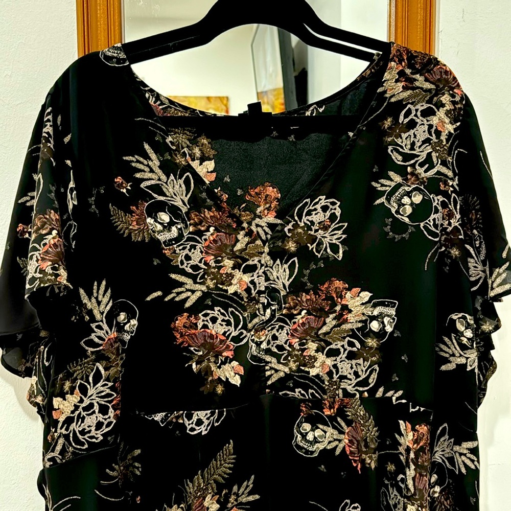 Torrid size 4 (plus) flowy skull top